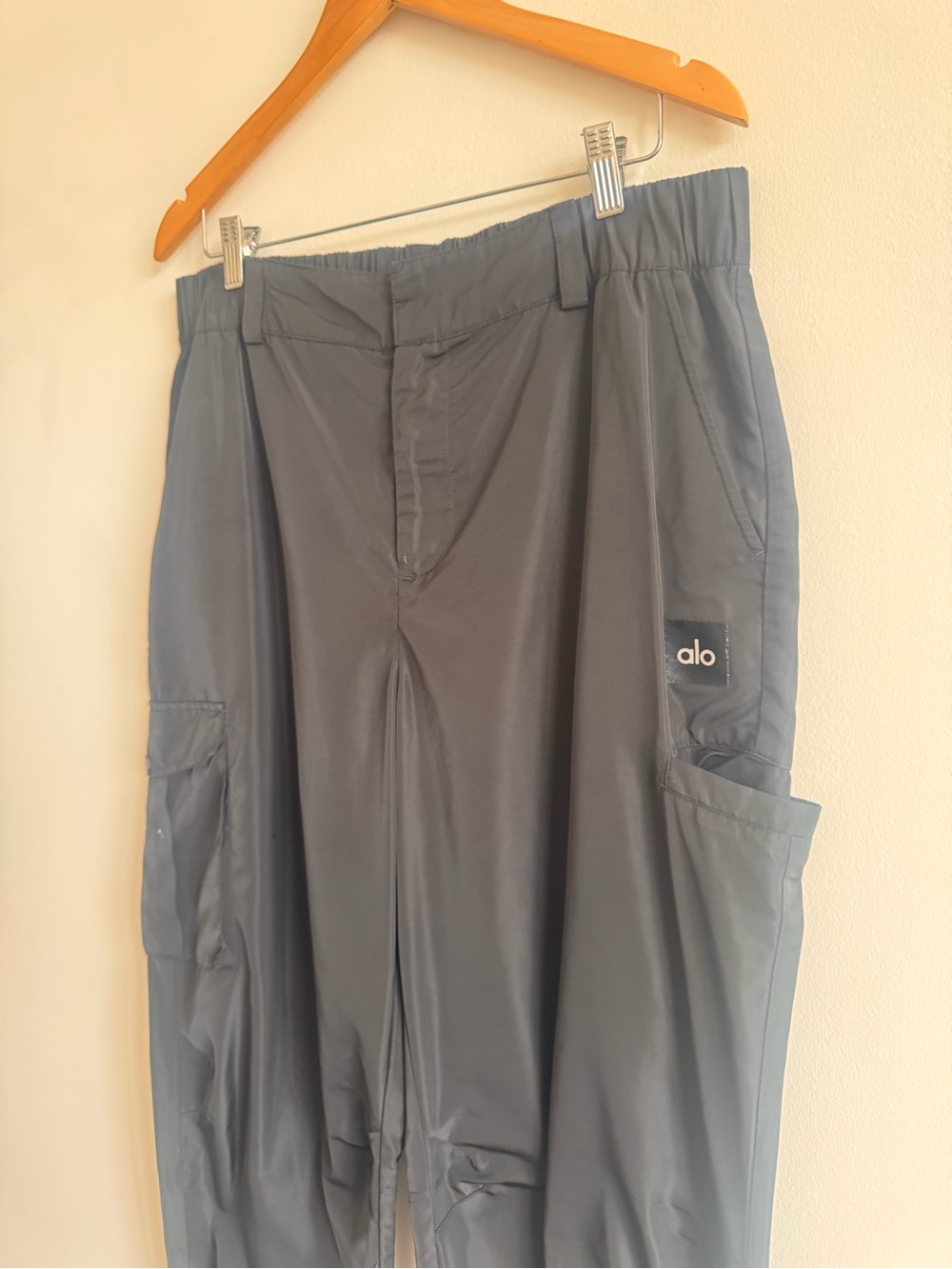 Alo Yoga | High Waist Break Line Celana Cargo Jogger Pants - Black Large - Picture 8 of 12